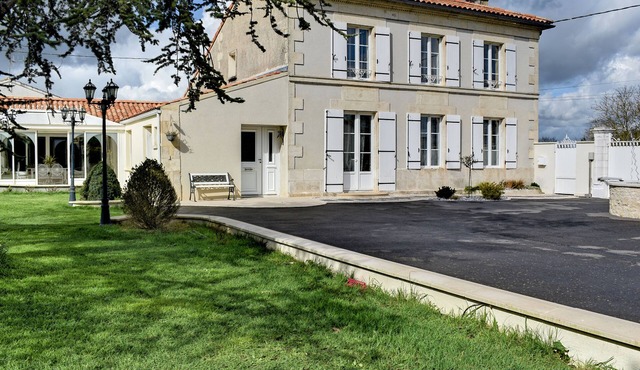 Superb family home, heated pool, large private park