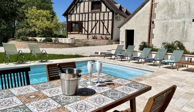 Superb family home with heated swimming pool and 1ha park