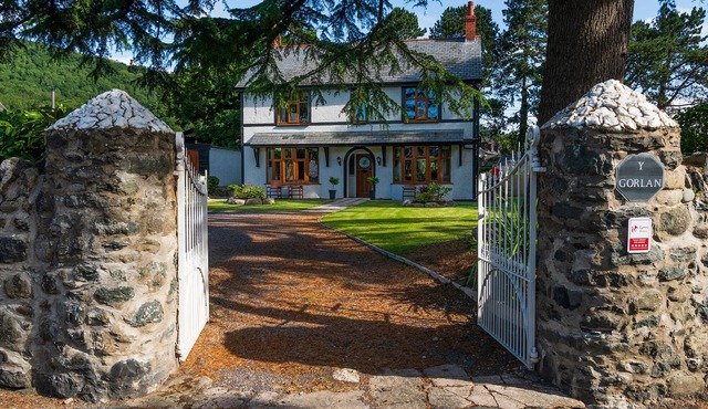 Superb family-friendly dwelling in Snowdonia National Park with mountain views