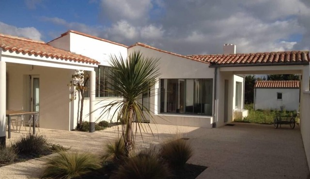 Superb family home close to the beach, stylish and pleasant to live in.
