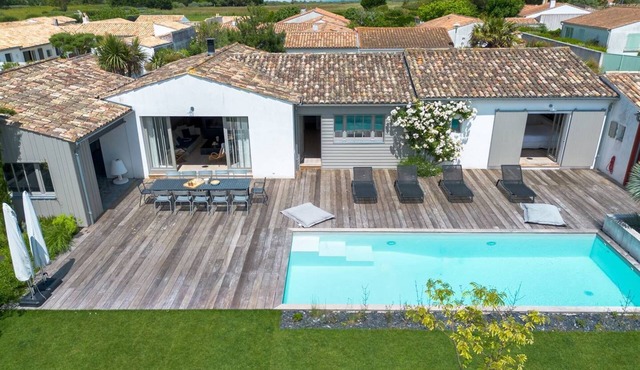 Superb family home in Loix