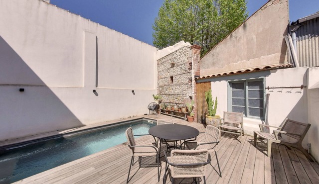 Superb family workshop townhouse with pool and garage