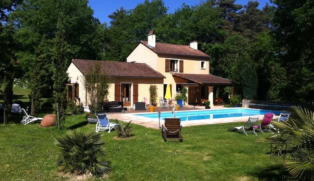 Superb farmhouse, 2 ha enclosed park, grand piano, swimming pool, sauna, spa, fresh house