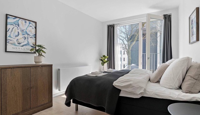 Superb First-Floor Mid Town Apartment