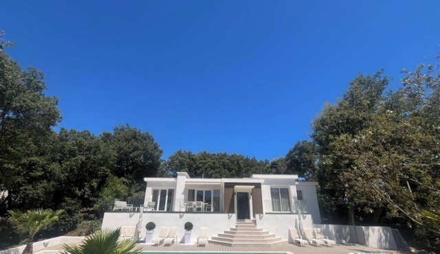 Superb, four-bedroom villa with pool and jacuzzi