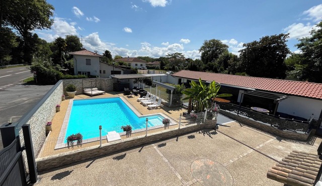 Superb 21 person house with spa, swimming pool, billiards, darts and table tennis.