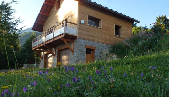 Superb chalet close to the ECRINS slopes, mountain atmosphere, quiet, overlooking the valley.