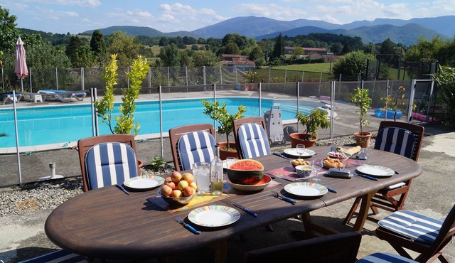 Superb Gite With Large Heated Pool, Children's Play Area, Rouede, Haute Garonne