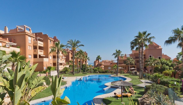 Superb Ground Floor Apartment in Tropical Gardens of Secure Complex - free WiFi
