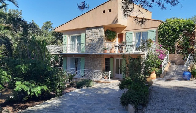 Superb ground floor villa renovated on the top of Hyères 6 minutes from the beaches