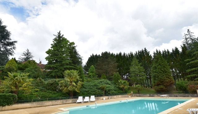Superb Holiday Home in Prats-du-Périgord with Swimming Pool