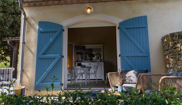 Superb holiday house for 2 with breathtaking views and pool access