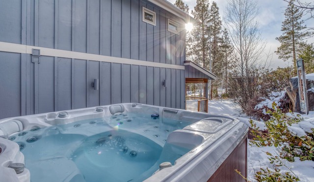 Superb home w/ Movie Room, Hot Tub, Sleeps 6, 20min to MTN, 5min to Mill