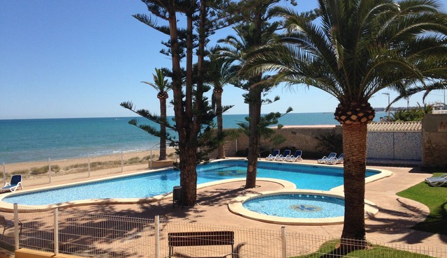 Superb house 100m² + 70m² terrace. Residence on the beach, sea view, swimming pool.