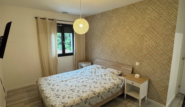 Superb house with garden and swimming pool close to transport links