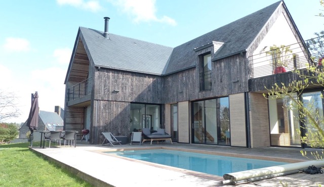 Superb house with swimming pool at the port of St Goustan