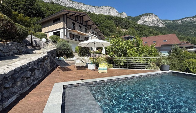 Superb lake view villa, facing south, pool. 60sqm living-dining. 4 bdr, 3 bth.