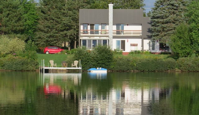 SUPERB LAKEFRONT PROPERTY AND IDYLLIC SETTING FOR A MEMORABLE STAY