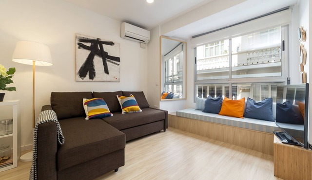 SUPERB LOCATION FOR DISCOVERING VALENCIA, STILYSH & CENTRAL WITH BALCONY.