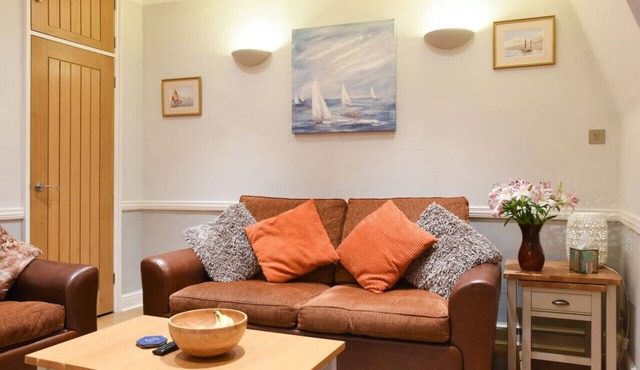 Superb location 1bedroom apt sleeps 4 w/Parking!