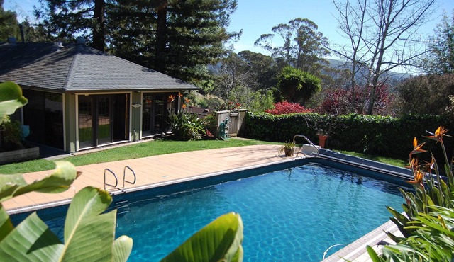 Superb location. Spacious, Open And inviting House With Pool/Sauna. Zip to SF