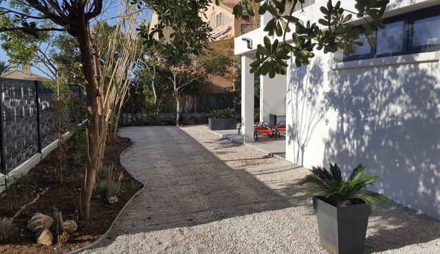 Superb low-rise villa on garden level in Six Fours, Le Brusc, within walking distance of.