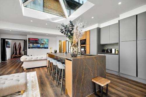 Superb Luxury 3 Bedroom House - Garden - Parking - Outdoor Playground 17P