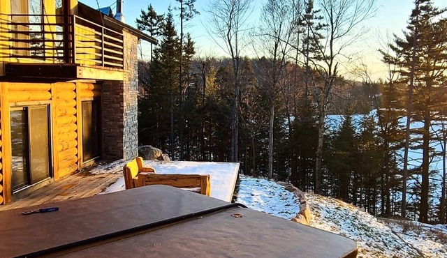 Superb luxury chalet lost in the forest, with spa, fireplace and lake view!