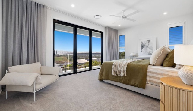 SUPERB LUXURY HOME - CONVENIENT LOCATION