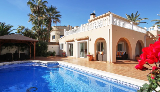 Superb luxury Villa With Private Pool, 2 Minute Walk to sandy Blue Flag beach.