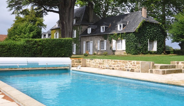 Superb Manor House with swimming pool and Jacuzzi, full nature, very quiet, 12 pers