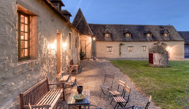 Superb manor house in the countryside, close to town, VIP accommodation