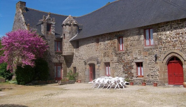 Superb manor house, green and quiet, in the center of tourist activities