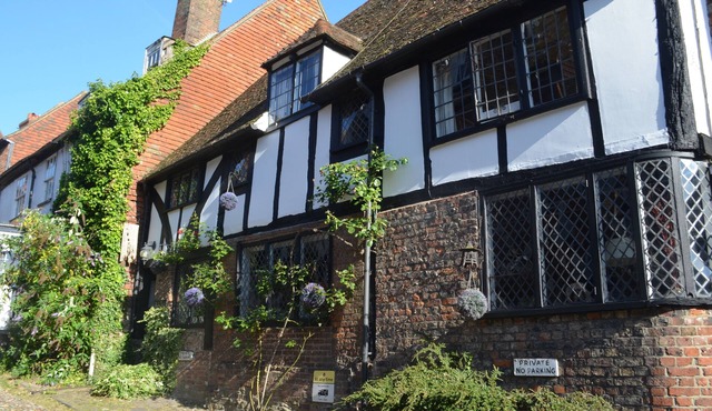 Superb medieval house with spacious private garden in the centre of Rye