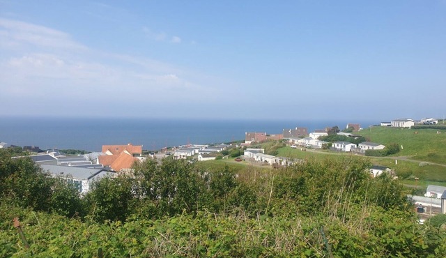 Superb mobile home 150m from the beach with stunning sea views!