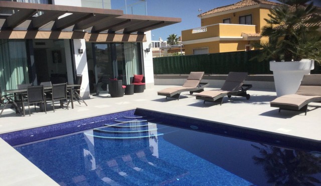 SUPERB MODERN VILLA, PRIVATE POOL, 3 BEDROOMS, 6 PERS, CLOSE TO THE COST