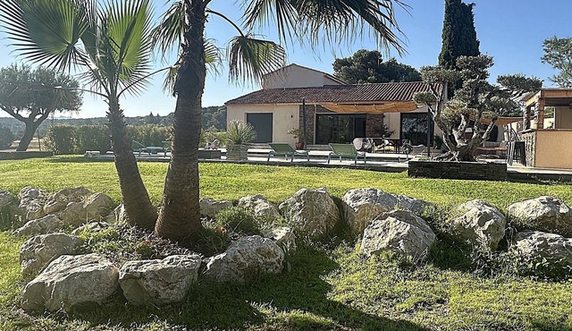 Superb modern villa overlooking the Ste Victoire between sea and mountains