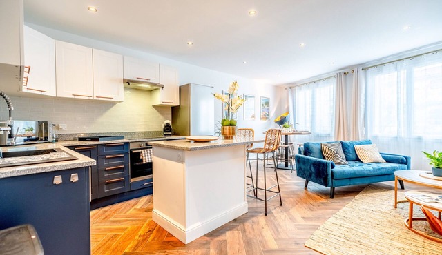 Superb new air-conditioned apartment in village center