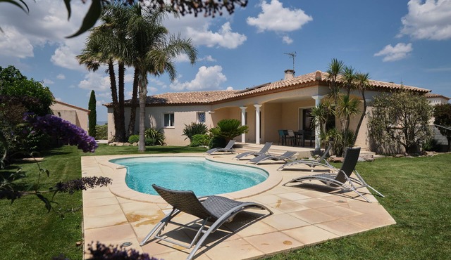 Superb new air-conditioned villa with swimming pool, 10 minutes from the beaches, and shopping areas.