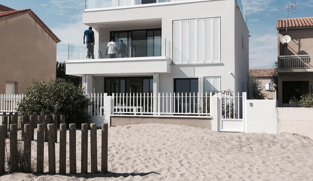 Superb new apartment "feet in the water" exceptional view on the beach