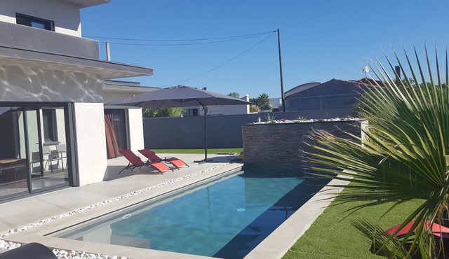 Superb new contemporary villa with private pool 400 m from the sea