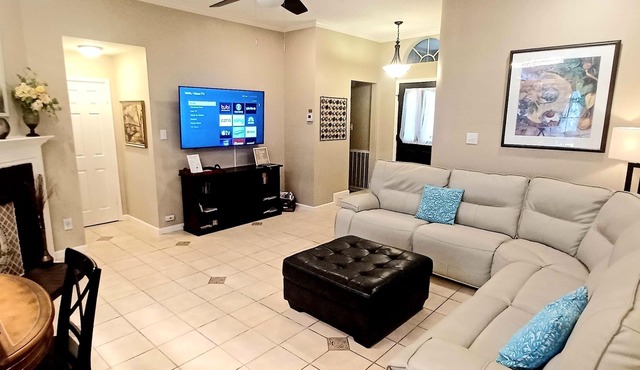 Superb,Pet friendly. Big Backyard on Greenbelt. HEB Center. ATX Kalahari,183