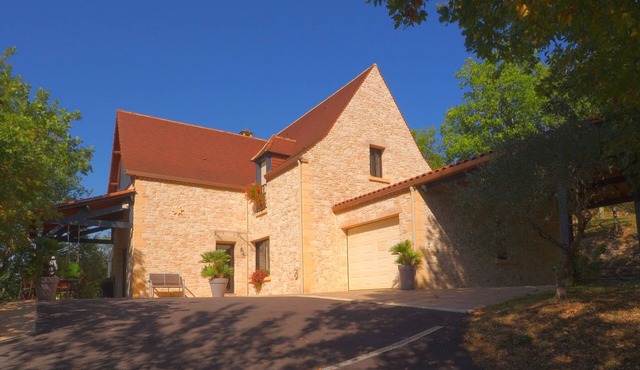 Superb prestige villa, Dordogne, in the heart of Périgord Noir, heated pool.