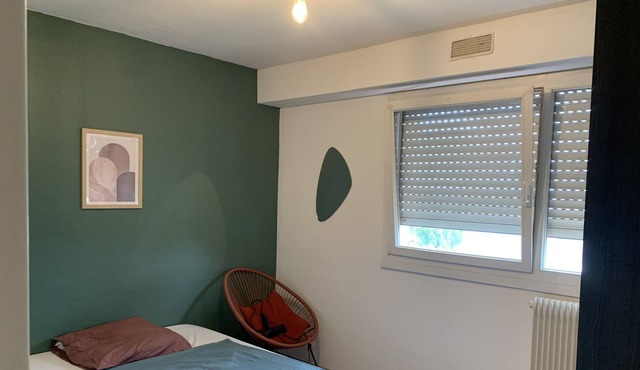 Superb private room with parking and balcony at the homestay.