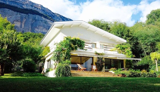 Superb privatized home, exceptional views of the Alps!