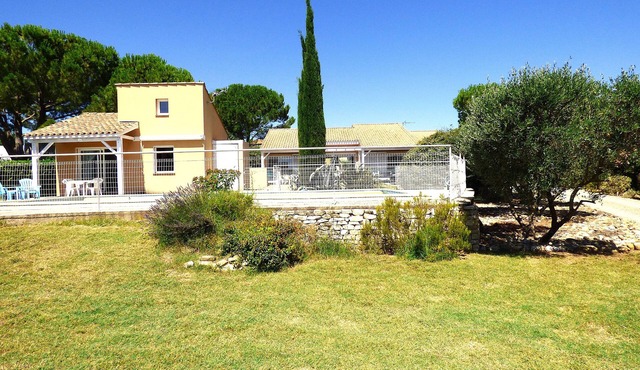 Superb property, rated 3 stars for 15 people, swimming pool, between sea and mountains