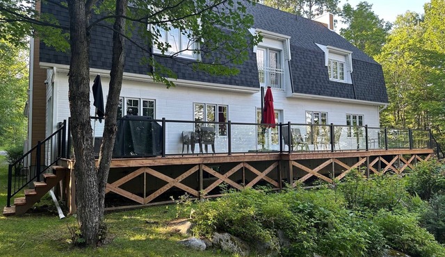 Superb property on Grand Lac Nominingue with indoor pool