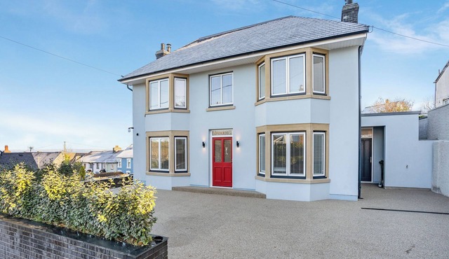 Superb property with sea views and a hot tub - perfect for a family holiday.