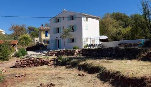 Superb Provençal bastide terrace - large garden