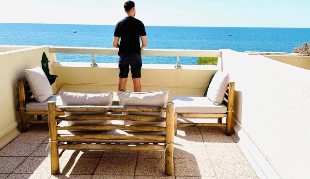 Superb renovated flat with full sea view